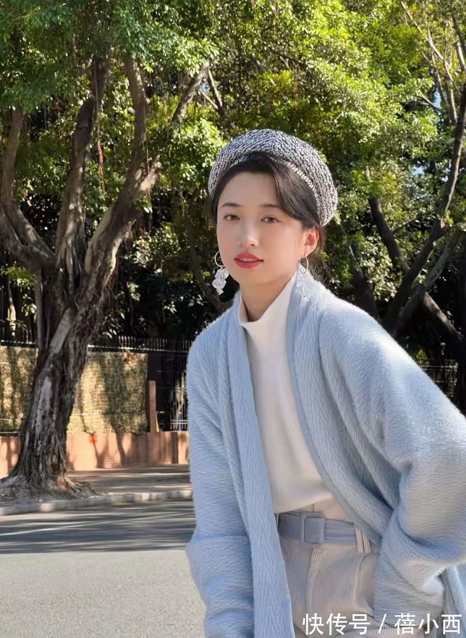 高领|会打扮的女人,都喜欢这样穿“半高领毛衣”,优雅保暖又提气质