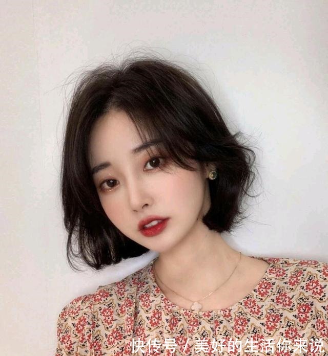 卷发 40岁+的女士换发型,与其装嫩,不如让人看到随意打扮的精致感!