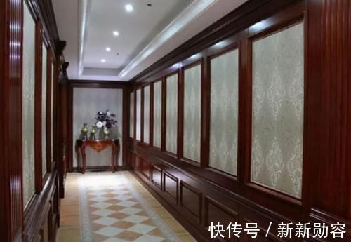 发霉|墙面还贴壁纸?不用几年就发霉了,如今流行用集成墙板,上档次