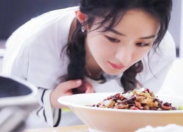 赵丽颖《中餐厅》玩手机被骂,可得知她在干啥后,黑粉赶忙道歉