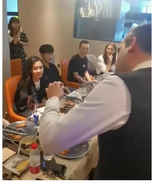 b黃曉明曬美食，有baby喜歡的紅燒肉，疑似小海綿的碗勺呆萌出鏡