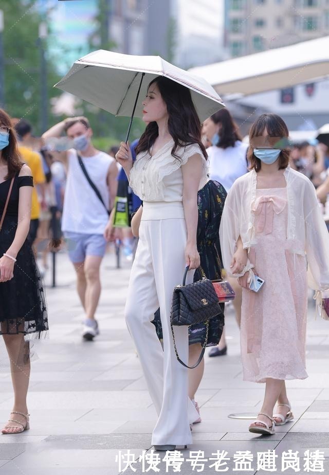街拍|街拍：白色蕾丝上衣搭配白色喇叭裤, 性感大气, 尽显女神风采
