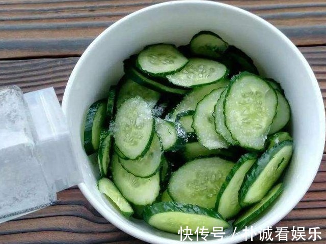 排毒养颜|别说你懂黄瓜，4个有关黄瓜的妙用，一年下来可帮你省不少钱