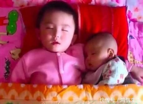 妈妈|妈妈在做饭,4岁哥哥陪1岁弟弟睡觉,网友看你还敢不敢生二胎