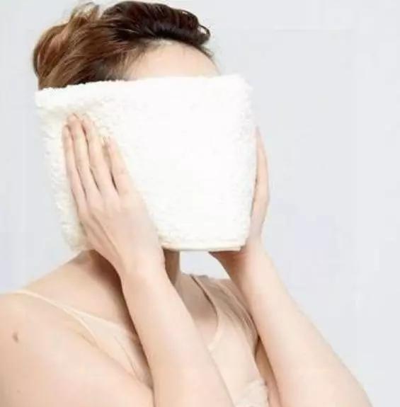 夏天毛巾黏糊糊有汗臭味,只需用它泡一泡,毛巾瞬间皎白如新