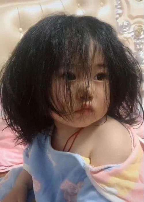 睡衣|2岁女儿一觉醒来,睡衣成了“露肩装”,表情呆萌让妈妈笑翻