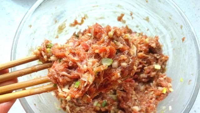 上市|莲藕大量上市,趁着价格便宜,弄点肉馅炸藕夹,香酥可口,真好吃