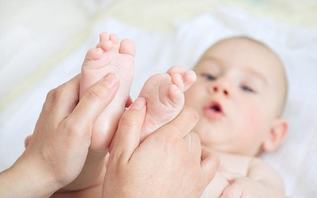 生长发育|新生儿抚触你了解多少四个部位多抚摸，能促进娃大脑发育
