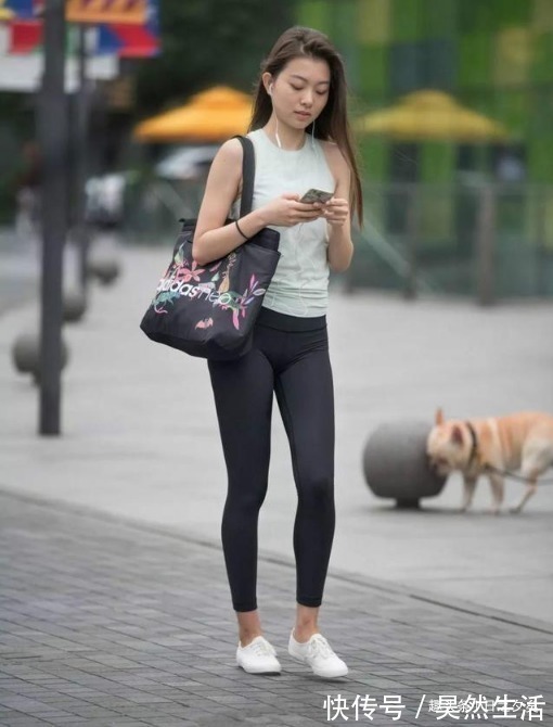 身材高挑 高挑挺拔的打底裤美女,笔直的小细腿盈盈可握!