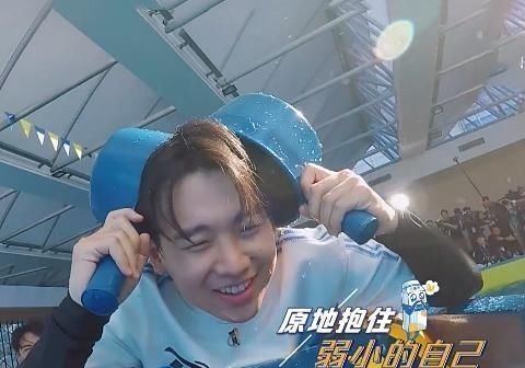 郭麒麟在水中被圍住時,下意識喊出了一個“人名”,你都多大的人了