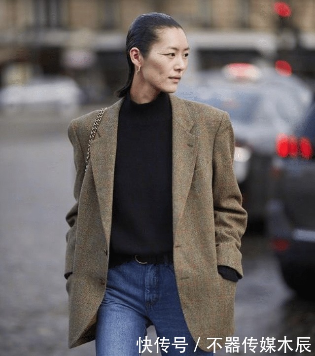 刘雯可真会玩,明明穿西装很高级,却要搭配紧贴头皮的大油头好丑
