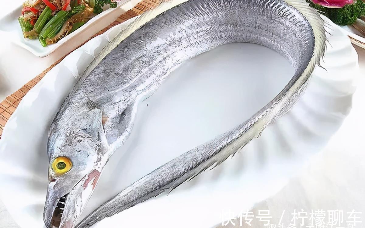 油炸带鱼|买带鱼,黑眼睛和黄眼睛区别大;牢记3买2不买,带鱼鲜嫩又解馋