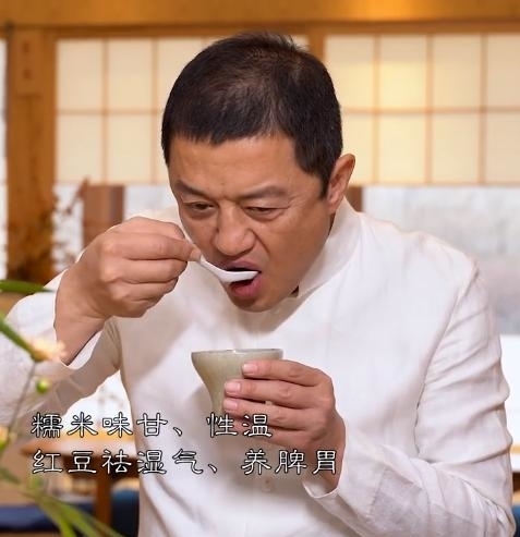 |李亚鹏:拍小寒节气段子,室内摆放的一瓶“干枝杜鹃”成最大亮点