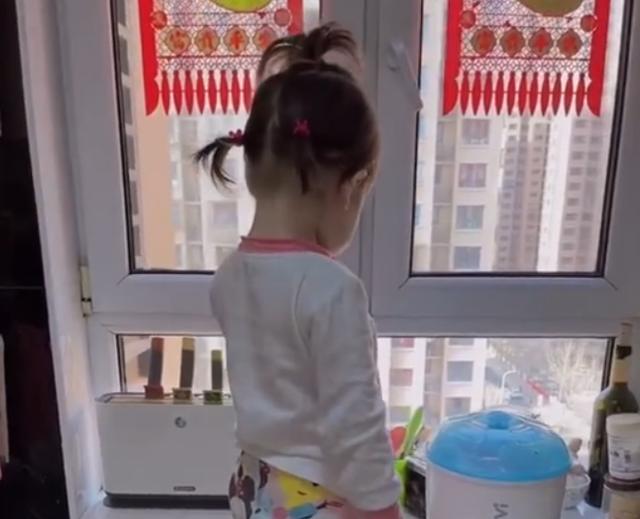 1岁半外孙女和姥姥分开12天,知道姥姥回家便蹲在厨房翘首以盼!