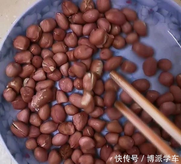 花生米别光吃炸的了，教你新做法，又香又脆还不泛潮，特简单