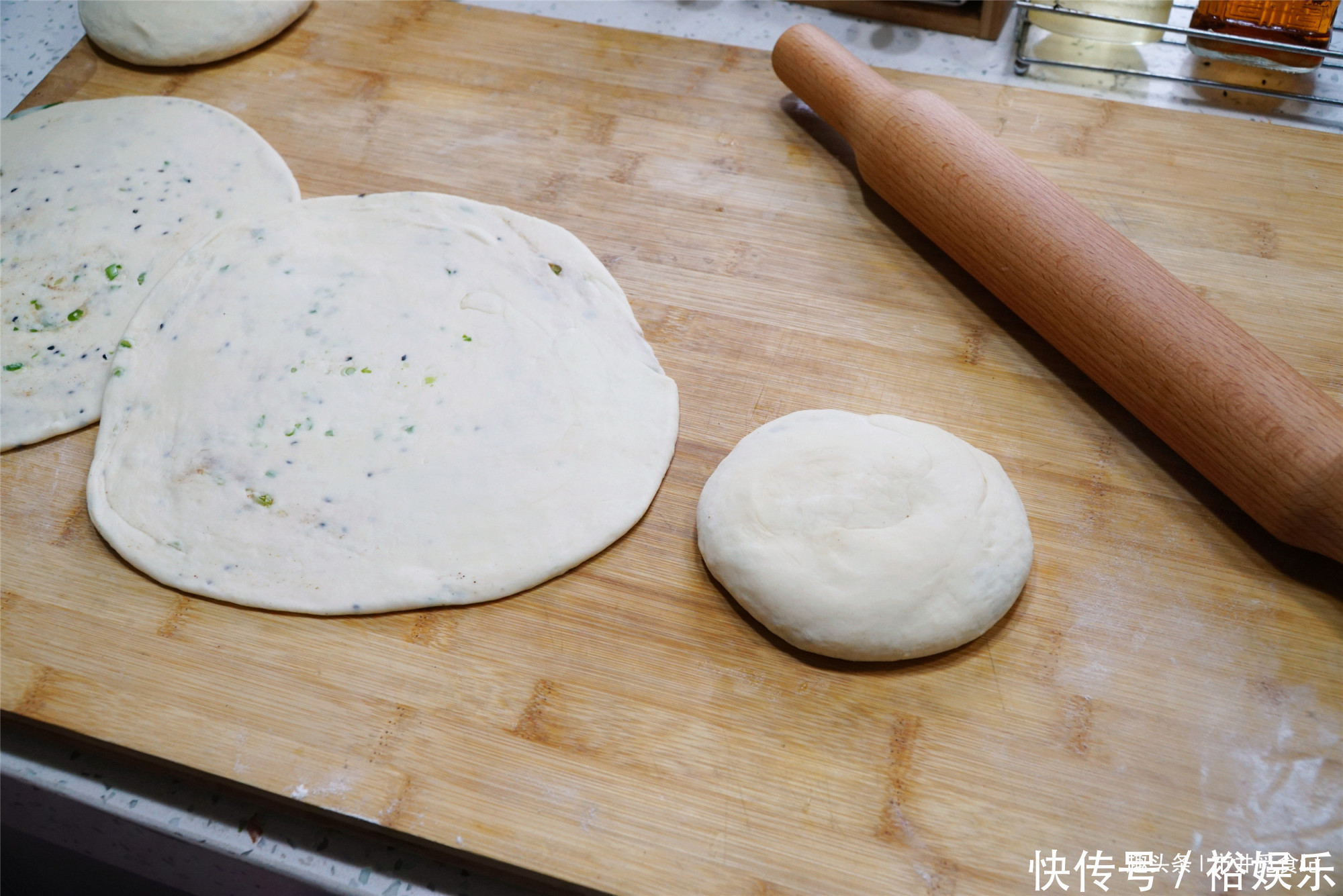 做烙饼，用热水还是冷水和面？都不对，学会这招，烙饼松软又酥香