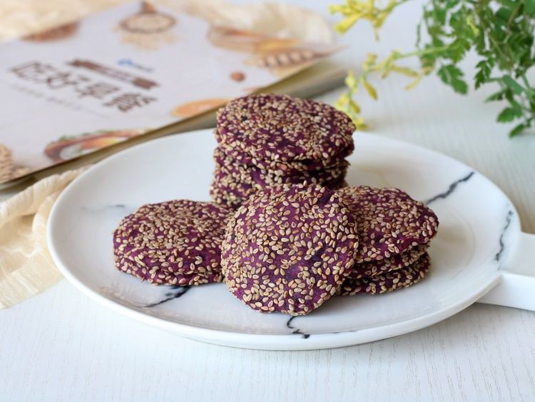 香甜好吃的紫薯饼，不用发面不用揉面，出锅了大人孩子抢着吃