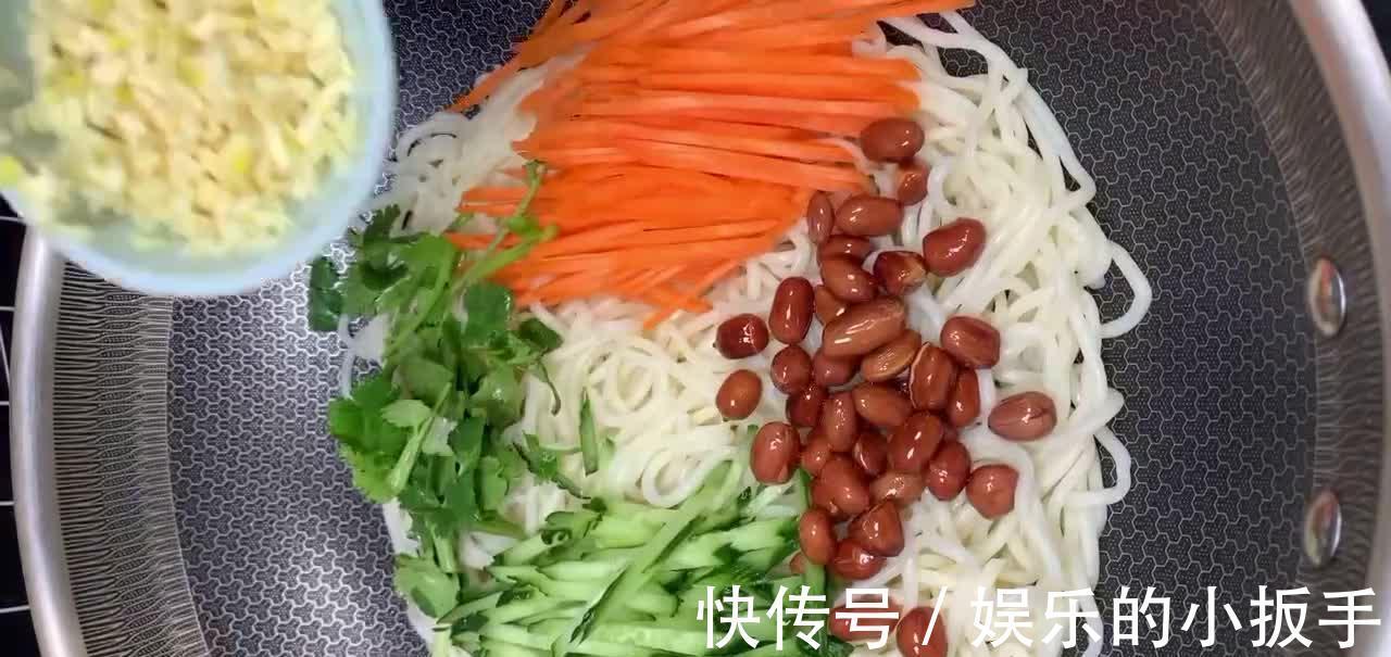凉拌面的做法,凉拌汁酸辣开胃,面条劲道爽滑,怎么都吃不腻