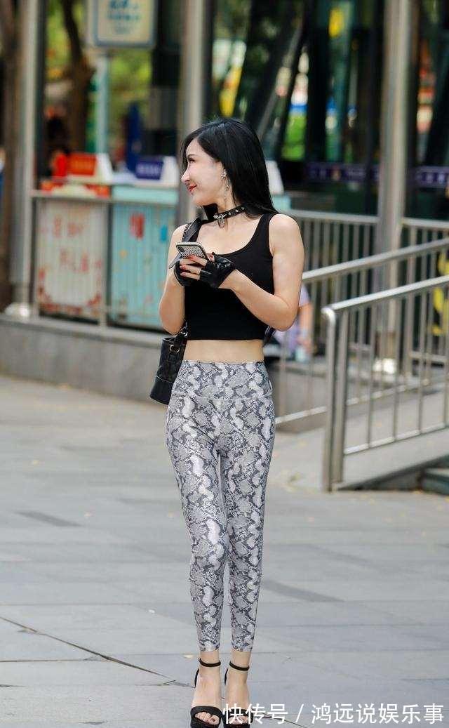 秘诀 黑色低领背心搭配花纹打底裤,穿搭秘诀,值得注重细节