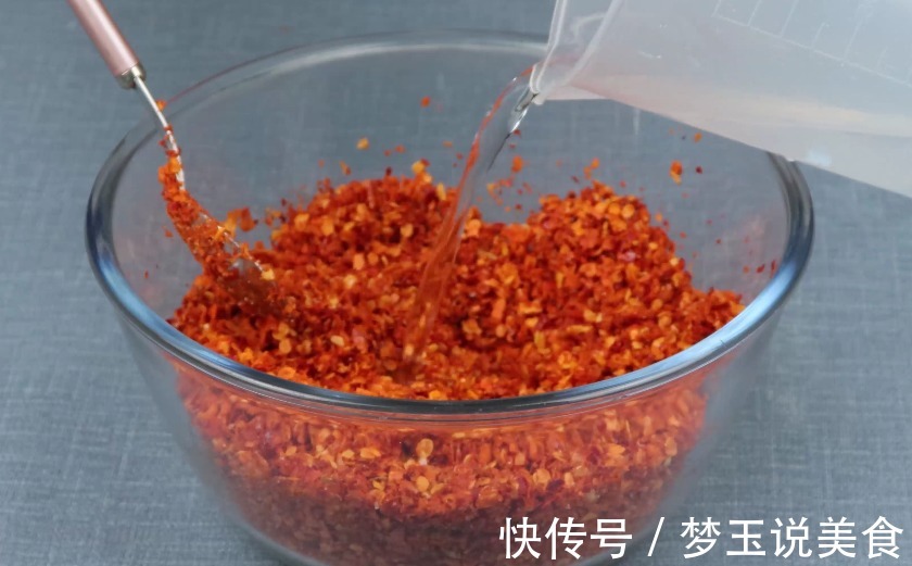 做辣椒油时,直接淋热油是错误的,教你一个做法,辣椒油又香又辣!