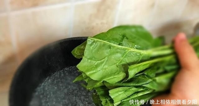 阳春三月，一把菠菜2颗蛋，半碗面粉做早餐，同时也是减脂晚餐