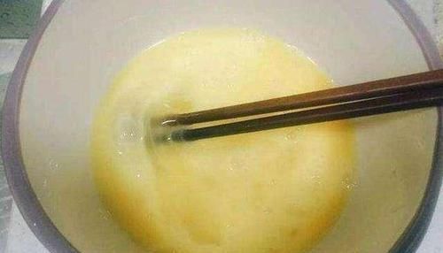 蒸米饭时打上一层鸡蛋,老爸觉得太浪费,吃了几口后根本停不下来