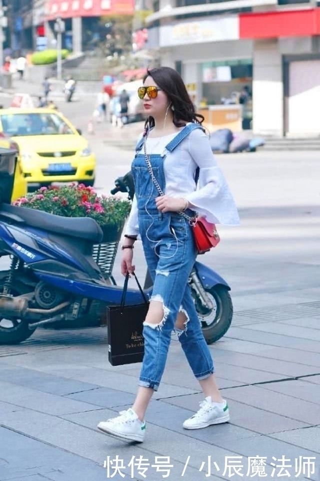 针织衫|路人街拍,小姐姐仙气满满,搭配白色修身连衣裙,非常时尚