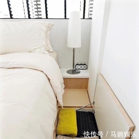 小卧室早该舍弃床头柜，靠墙塞15公分宽薄柜，收纳何止多出2倍