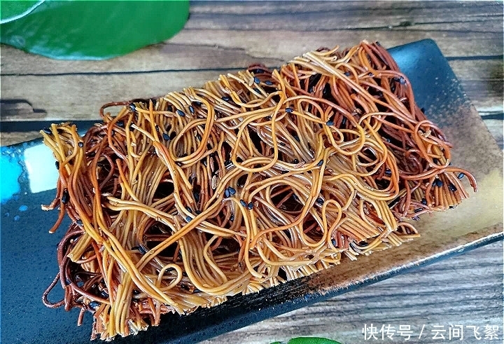 面条|吃了30年面条,此做法还是头回见!网友:跟小时候吃的一个味儿