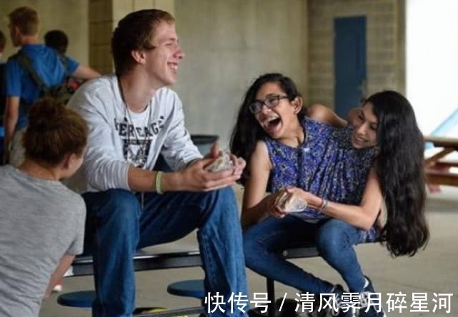 双胞胎|美国“连体姐妹花”,曾被专家预言活不过3天,如今已准备上大学