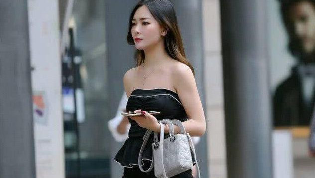 抹胸衣 云髻峨峨的美女, 一件抹胸衣配黑色长裤, 尽显成熟女人韵味