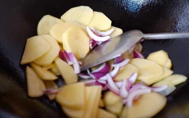 1个洋葱加2个土豆，教你新吃法，每天炒一盘，开胃又解馋