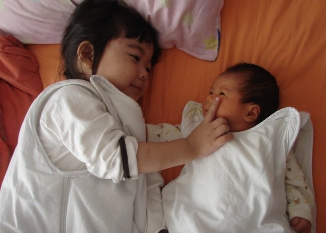 妈妈|二胎妹妹被妈妈教训后,一脸委屈躲在哥哥怀里,网友:太有爱了