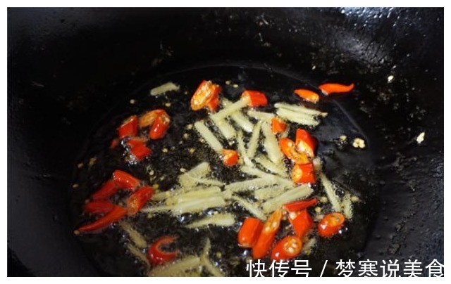 炒河虾有诀窍，不要直接入锅炒，多加1小步，河虾出锅酥脆爽口！