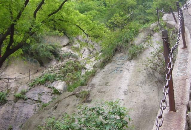 松赞干布|华山最著名的险道，因地势似悬龙而得名，游客走在上面如踩云端