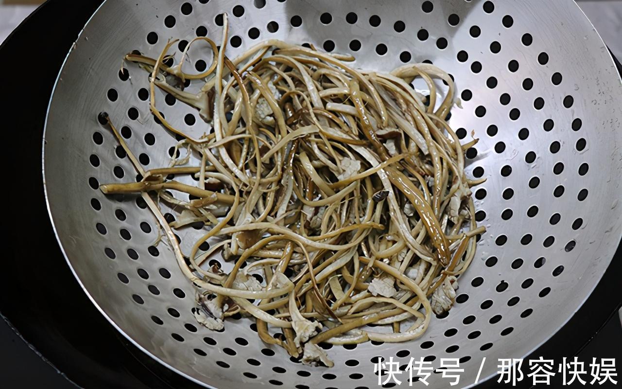 这道菜|家常菜茶树菇炒肉丝，肉丝鲜嫩，茶树菇干香，再挑食的孩子也爱吃