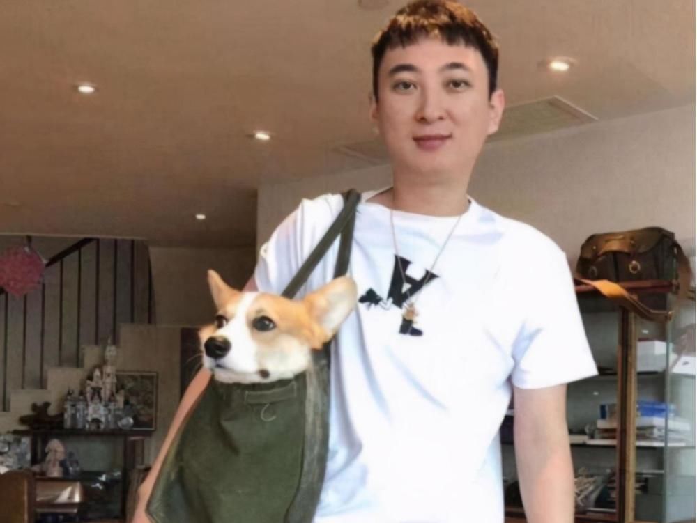 王思聪约会名媛，开百瓶黑桃A，消费上百万，酒吧是他开的？