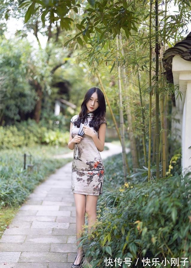 时尚|美女一身花鸟修身旗袍，委婉动人又不失时尚气质！