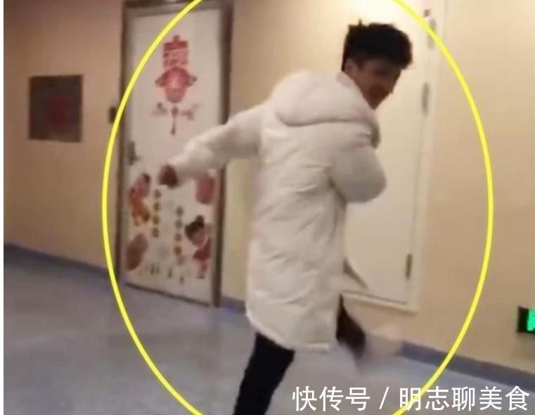 宝爸|得知老婆生了女儿,产房外爸爸的反应引人注目,网友:太真实了