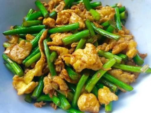 蒜苔和此物是绝配,每天炒一盘,排出毒素,软化血管,血管通畅了