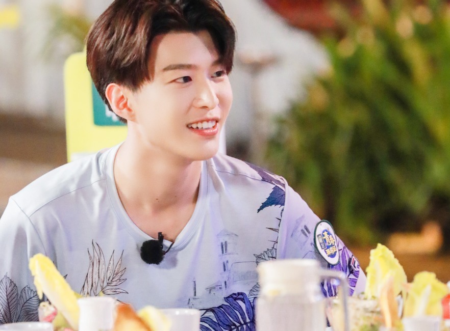 范丞丞在衛(wèi)生間遭蟑螂攻擊，褲子沒提好就出來了，楊迪這能播嗎