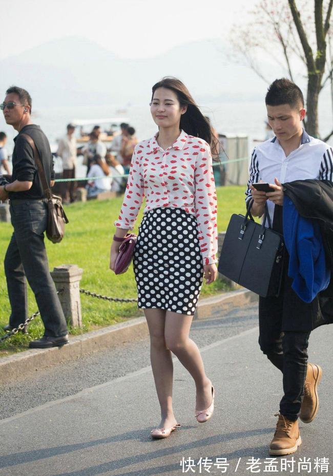 玄色|街拍:包臀裙增长女人味的同时,也增长少许甜蜜感