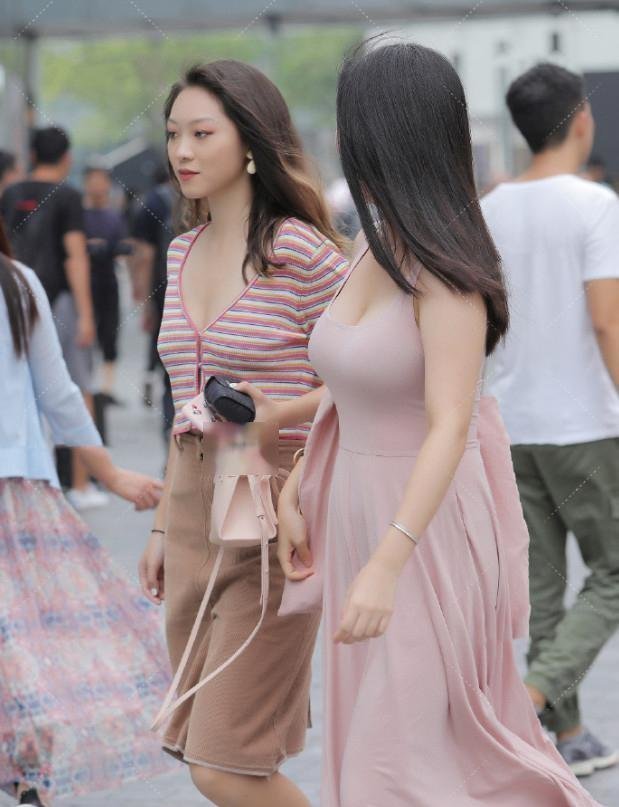 街拍高颜值的女神粉红裙时尚气质，尽显傲人身气质，想不吸睛都难