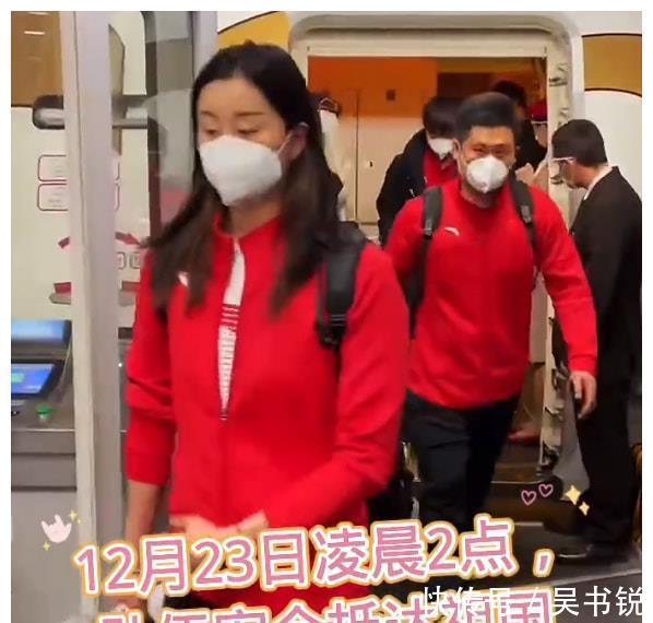 中国游泳队|全红婵安全回国!全程低头玩手机,向家人报平安,戴章鱼帽太可爱
