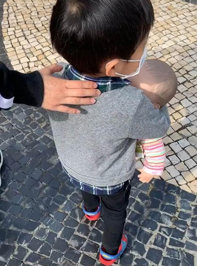 妹妹|儿子闹着要妹妹,宝妈只能给他买一个,看着“兄妹俩”网友乐翻了