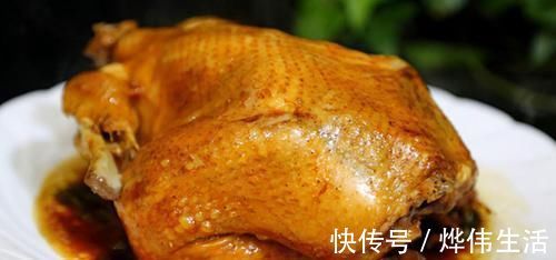 整只鸡放电饭锅里焖，不加水不放油，出锅比烤鸡还香，太诱人了