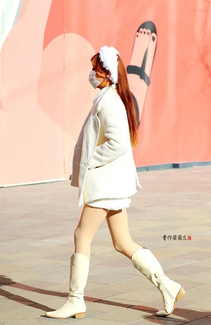街拍:冬天大街上不怕冷的肉丝美女