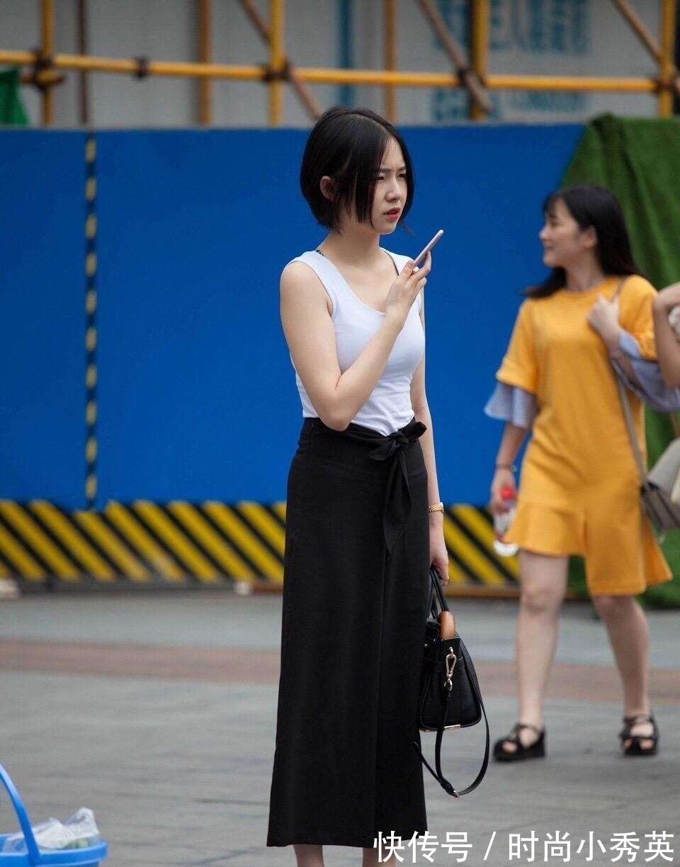 高跟鞋|适合美丽的初秋，白色背心搭配直筒长裙，显瘦显腿长