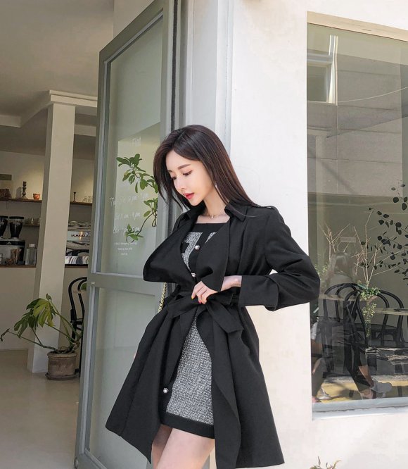 孙允珠气质愈发的成熟迷人，一字肩棉麻包臀裙尽显凹凸身材，好美