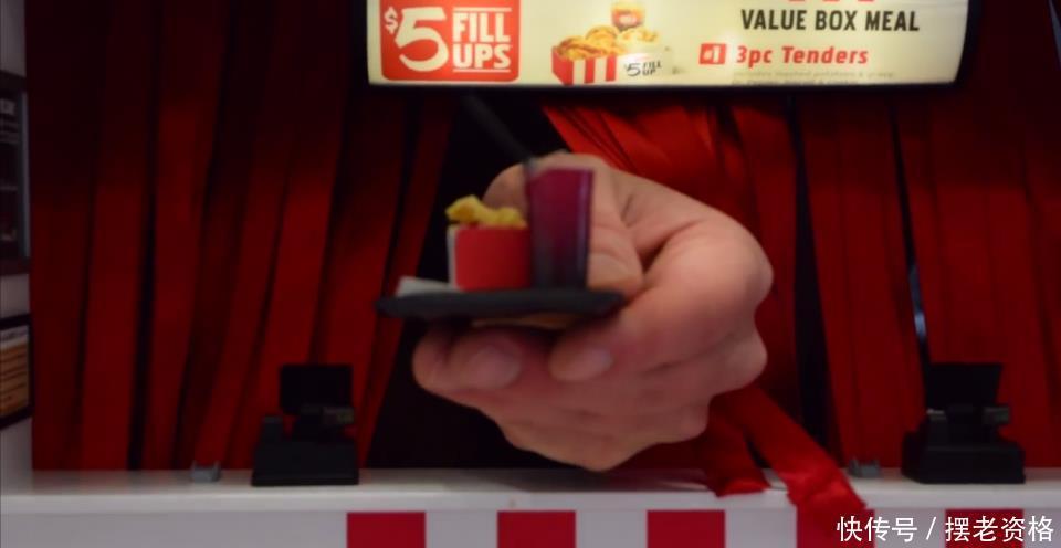 手指|世界最小的肯德基店,一份炸鸡比手指还小,还得趴在地上取餐